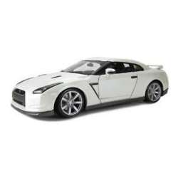 Bburago 1:18 Nissan GT-R 2009 -biały perłowy - 1