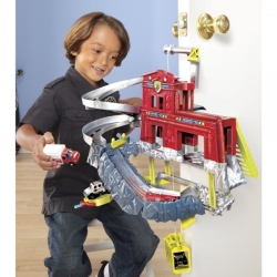 MATCHBOX 5882 NA KRAWĘDZI REMIZA DUŻY ZESTAW - 3